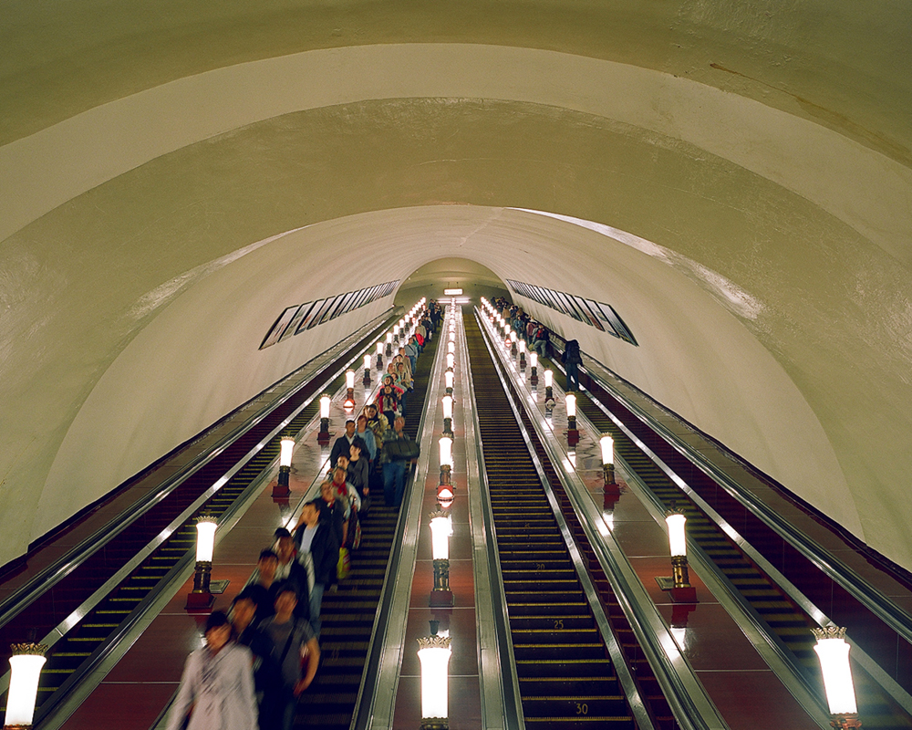 D’abord, le photographe a été impressionné par l’architecture, la lumière, les symboles post-soviétiques parsemés çà et là et, bien sûr, les gens et leur apparence - l’aspect visuel du métro de Moscou dans son ensemble.