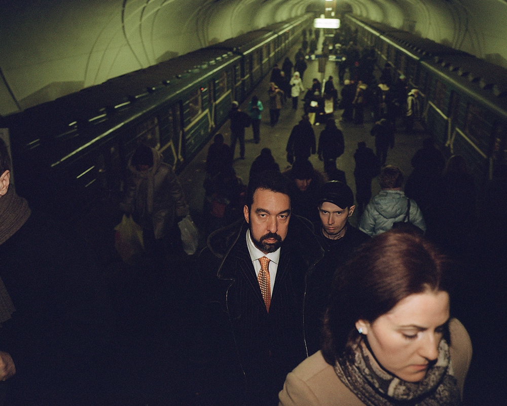 　イフラフ氏によると、地下鉄で出会った人々は、内向的で静かで思慮深かったという。時に、人々の足音、列車の発着する音しか聞こえなかった。