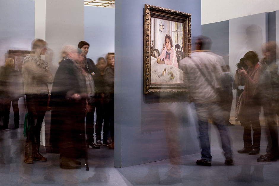 Картината „Момичето с прасковите“ (1887 г.) в филиала на Третяковската галерия на ул. „Кримски вал“. На ретроспективната изложба на Валентин Серов по повод 150-годишнината от рождението на художника.