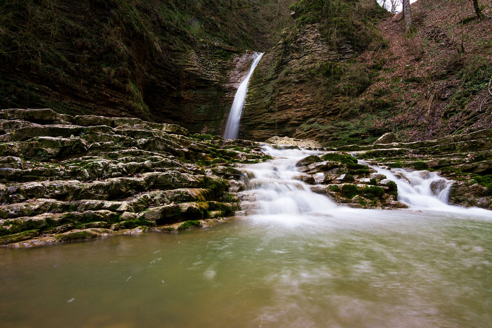 Једнако спектакуларан је и водопад Девичја Коса („Девојачка плетеница”).