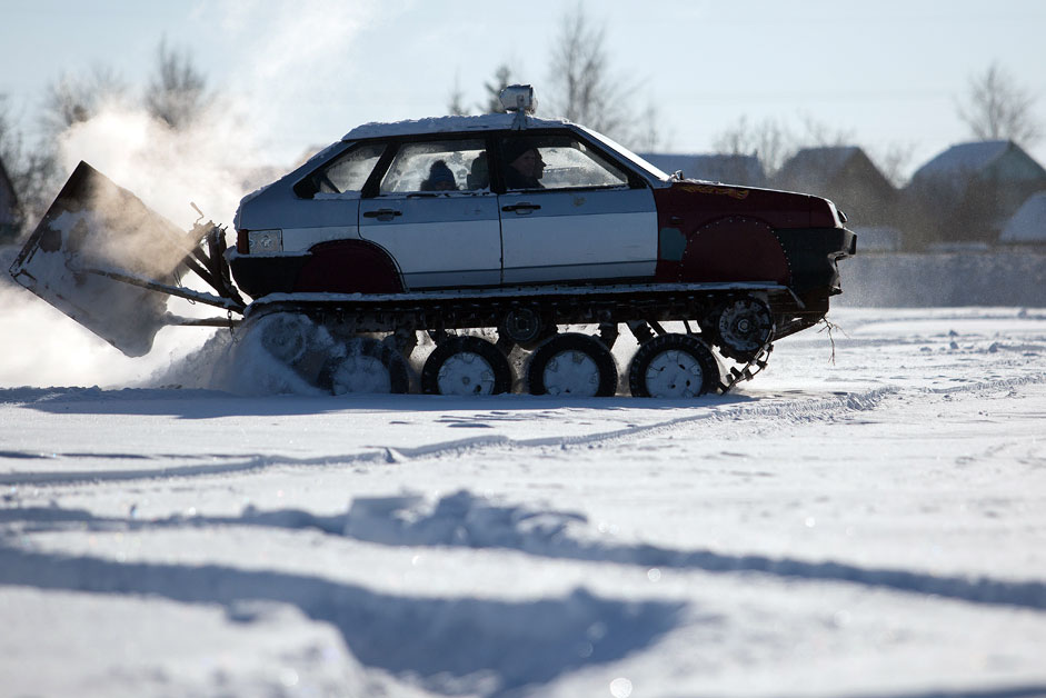 А. Романов, електричар из Омска, претворио је своју стару Ладу „Спутник“ (ВАЗ-2109) у снежно возило. 