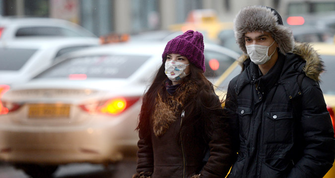 A Mosca ci si protegge dai contagi con l'uso di mascherine.