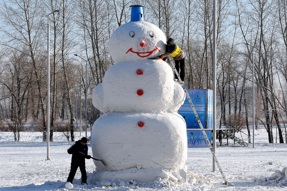 Људи праве Снешка Белића високог пет метара у једном парку у Краснојарску.