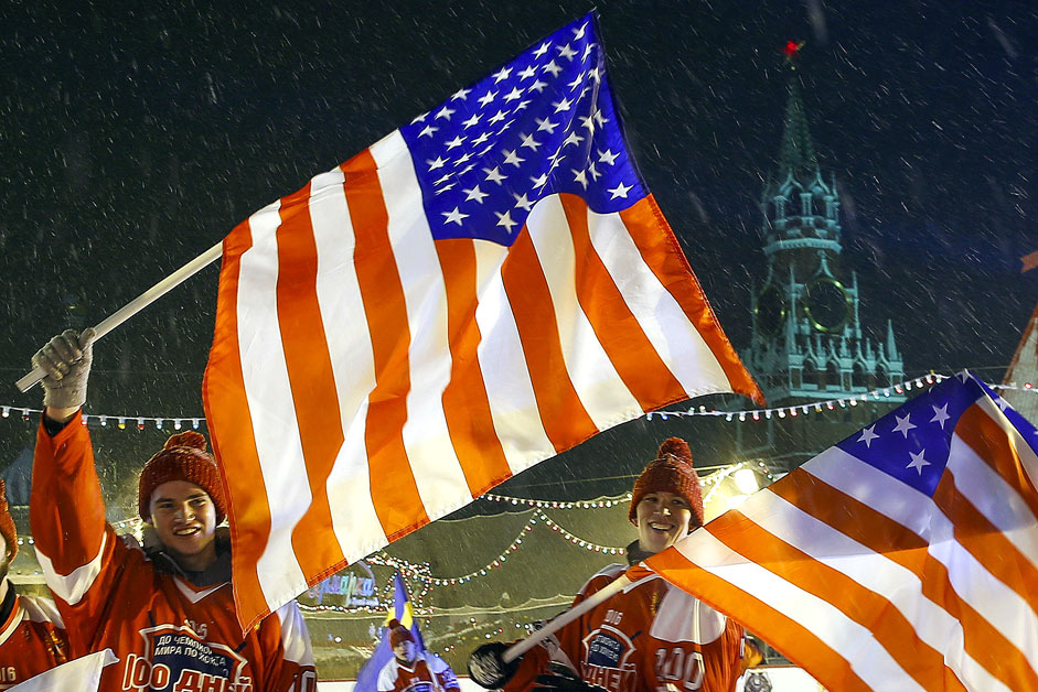 Хокеен мач на Червения площад, играчи с американски флагове. По този начина се отбелязват 100 дни до началото на Световното първенство по хокей 2016, организирано от IIHF (Международната федерация по хокей на лед).
