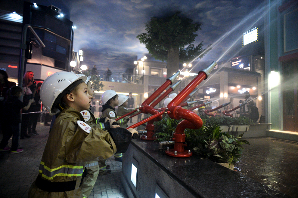 Дечја ватрогасна бригада у парку „Кидзанија“ (Москва).