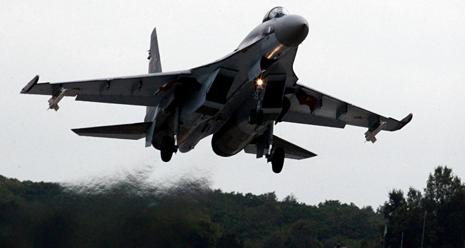 Pesawat tempur Su-35S lepas landas selama pelatihan penerbangan taktis di lapangan udara militer di wilayah Primorye.