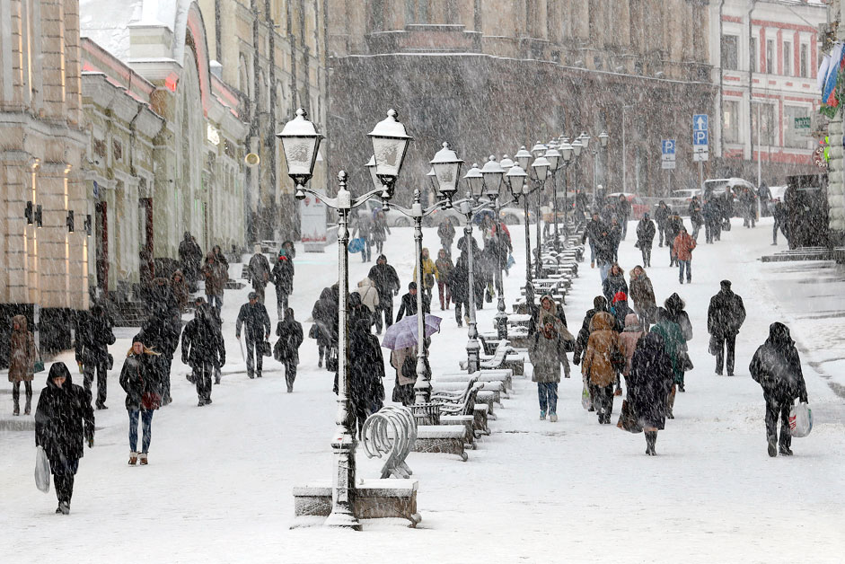 Снеговалеж в центъра на руската столица.