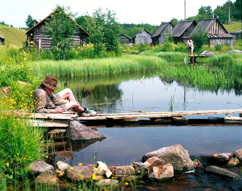 Une idylle d'été dans un village du nord de la Russie.