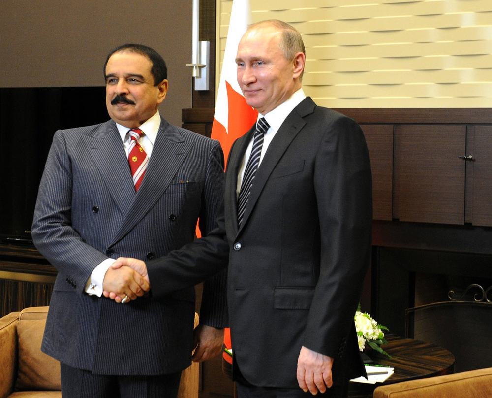 Presiden Rusia Vladimir Putin (kanan) dan Raja Bahrain Hamad bin Isa al-Khalifah.