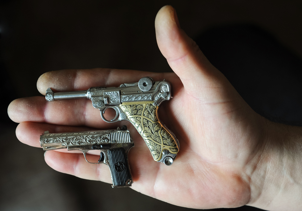 Industriemeister Andrej Bataschow aus Tula präsentiert Miniaturausgaben der von ihm hergestellten Pistolen. Die Stadt Tula ist bekannt für ihre Waffenindustrie.
