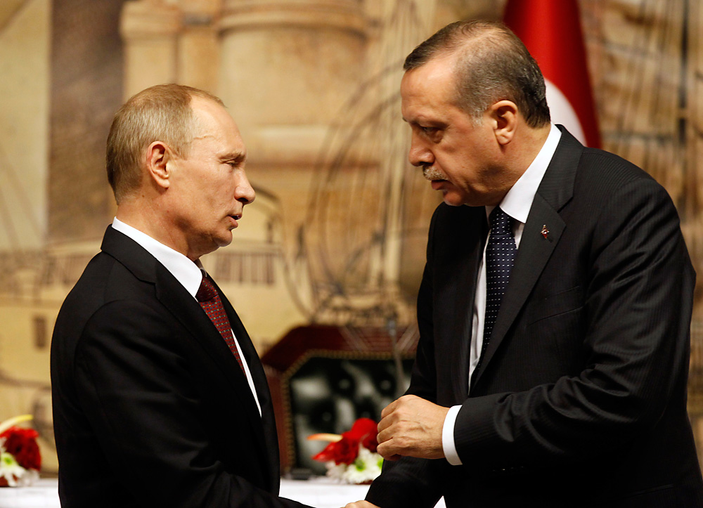 Russia's President Vladimir Putin (L) talks with Turkey's Prime Minister Tayyip Erdogan after their news conference in Istanbul December 3, 2012