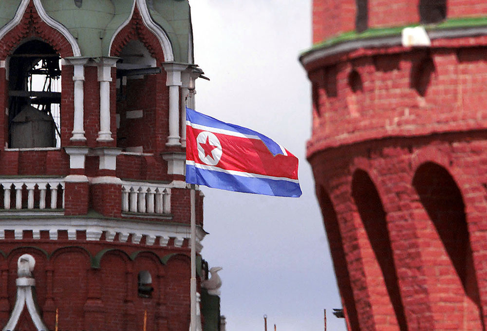 북한국기 뒤에 러시아 크램린 궁전이 보인다.