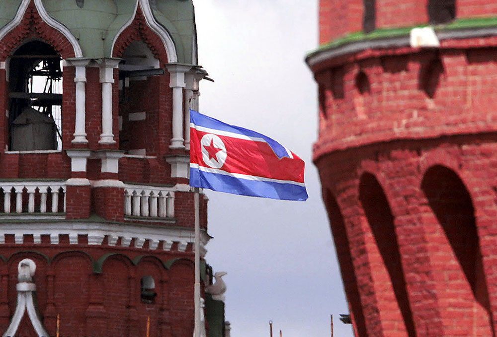 Bendera Korea Utara berkibar di antara menara-menara Kremlin, yang merupakan bekas kediaman para mantan tsar Rusia dan sekarang hanya digunakan untuk keperluan tamu yang paling dihormati. Pemimpin Korea Utara Kim Jong-il dan Presiden Rusia Vladimir Putin menandatangani sebuah deklarasi di Moskow pada Sabtu, menyatakan program rudal Pyongyang tidak dirancang untuk mengancam negara mana pun.