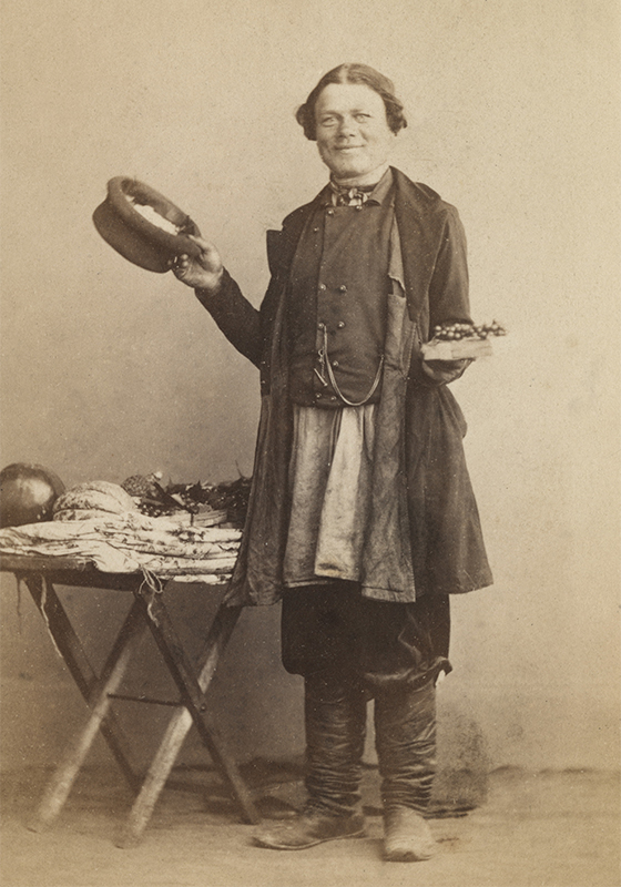 През 1856 г. Уилям Карик заедно с фототехника Джон Макгрегър отваря фотостудио в Санкт Петербург. / Продавач на плодове, Санкт Петербург, 1860-те.
