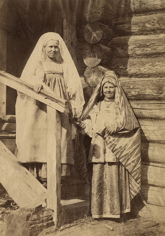 Девојка и удата жена са села одевене у празнично рухо, 1871-1878.
