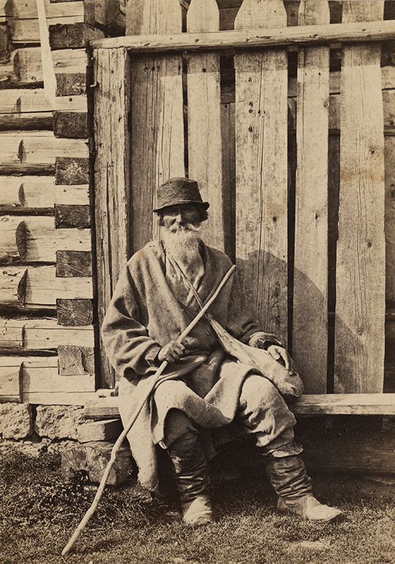Mis à part les portraits traditionnels, William Carrick fut l’un des premiers photographes russes à immortaliser la vie des gens ordinaires. Dans les années 1860, il créa une série de photos de rue, en y incluant des marchands ambulants, des mendiants, des jardiniers, des vachères, des polisseurs, des ramoneurs de cheminée, des coursiers, des agents de police, des cochers, etc. / Mendiant, années 1880 et 1870