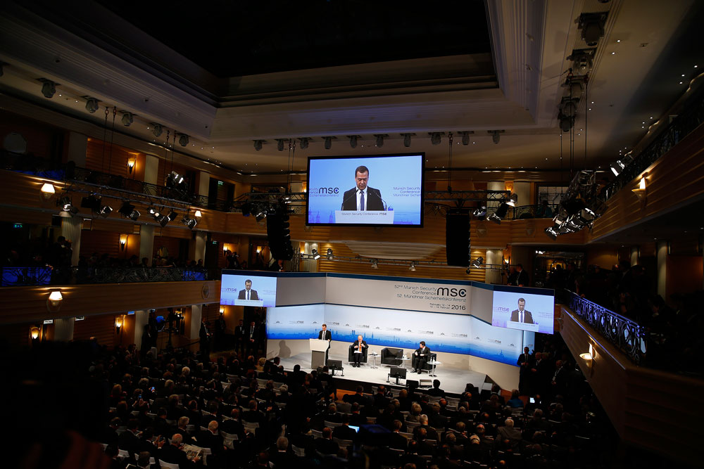 Рускиот премиер Дмитриј Медведев држи говор на Минхенската конференција за безбедност во Минхен, Германија, 13 февруари 2016.
