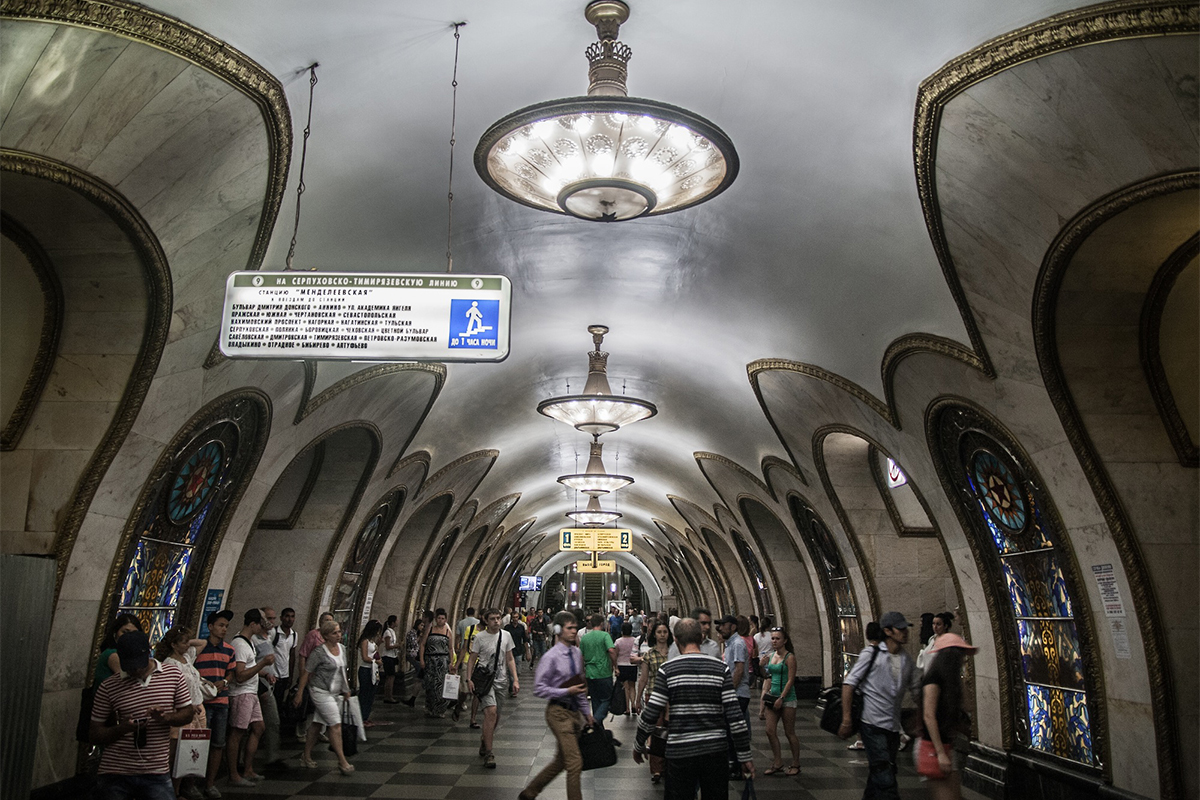 Понякога е трудно да се определи дали метрото в Москва е транспортно средство или музей на съветската архитектура.