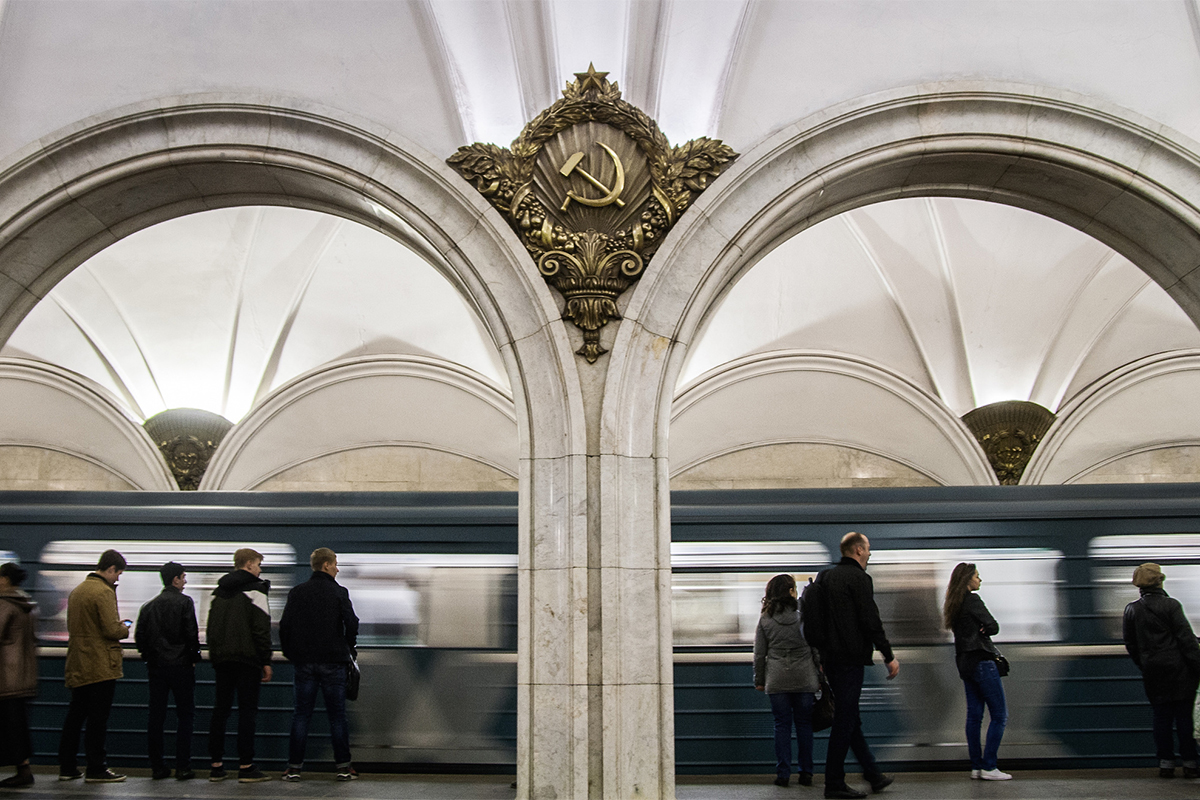 Moskovska podzemna železnica je svetovna rekorderka v točnih prihodih in odhodih vlakov. Po podatkih moskovske prometne uprave vlaki prihajajo z 99,99% točnostjo. To je precej izjemno, če pomislimo, da ob prometnih konicah na vsakih 90 sekund pripelje novi vlak. 