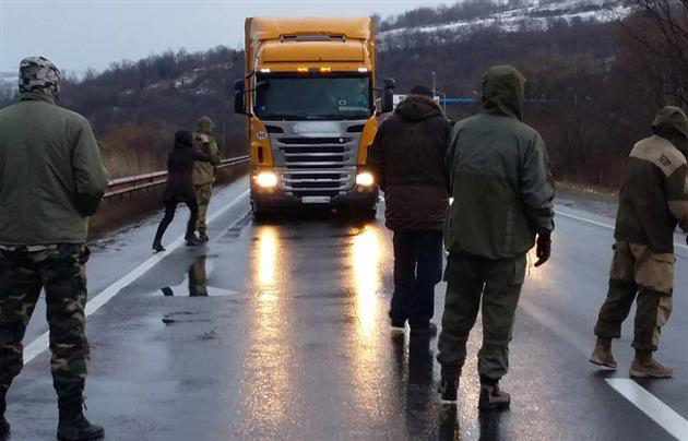 Ativistas começaram a brecar caminhões com placas russas na semana passada