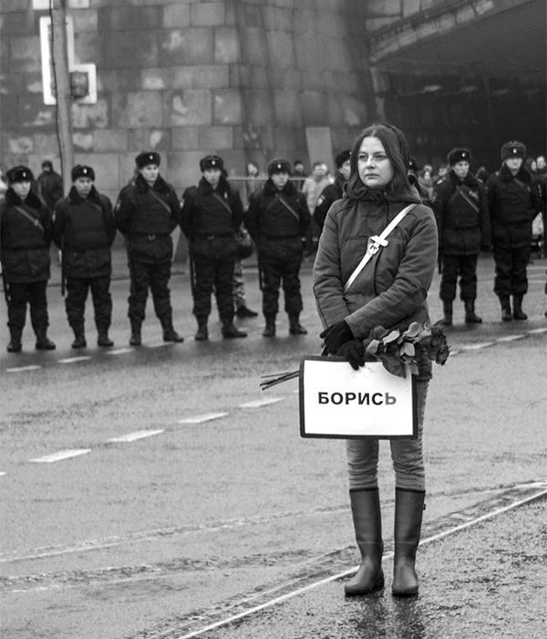 Massendemo nach der Ermordung Boris Nemzows. Die Aufschrift auf dem Schild ist das russische Wort für „kämpfe!“ und enthält zugleich Boris‘ Vornamen.