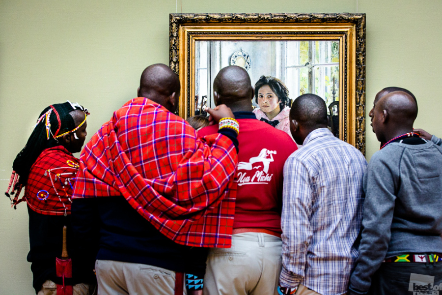 Членове на масайското племе в Третяковската галерия гледат картината на Валентин Серов „Момичето с прасковите“.