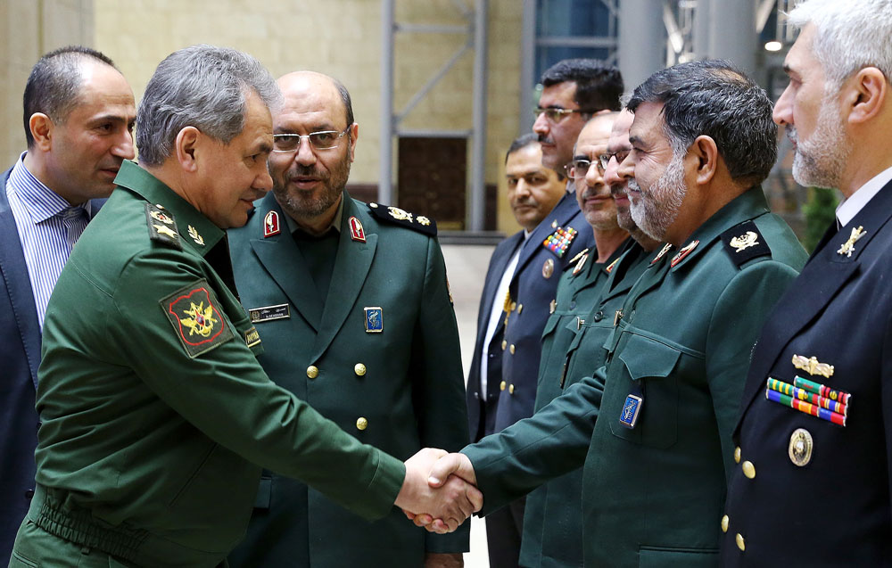 Der russische Verteidigungsminister Sergej Schojgu (l.) begrüßt die iranische Delegation in Moskau. Links von Schojgu steht dessen iranischer Amtskollege Hossein Dehghan (Bild m.). 