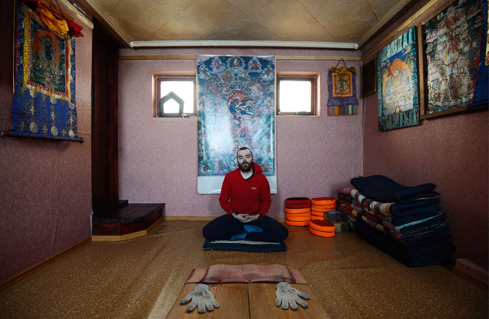 Ein Buddhist bei einem Ritual in einem Kloster auf dem Berg Katschkanar. Das buddhistische Kloster soll am 1. März geschlossen werden, weil es von den Behörden der Region Swerdlowsk als illegal erklärt wurde. 