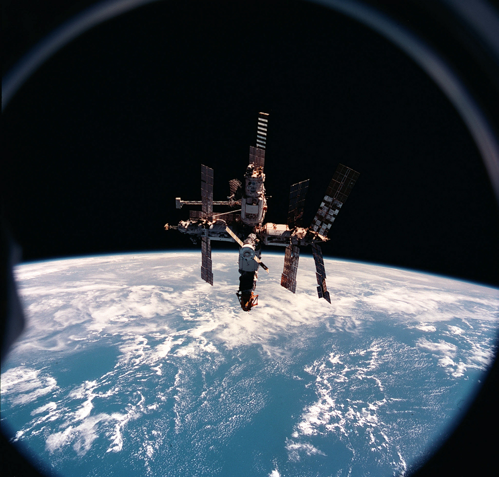 Dieses Foto von Mir wurde von der Raumfähre Discovery während der Mission STS-91 im Juni 1998 gemacht. 