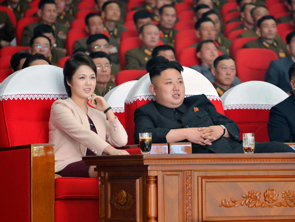 Resolução visa a conter programa nuclear estimulado por líder Kim Jong-un (à dir.)