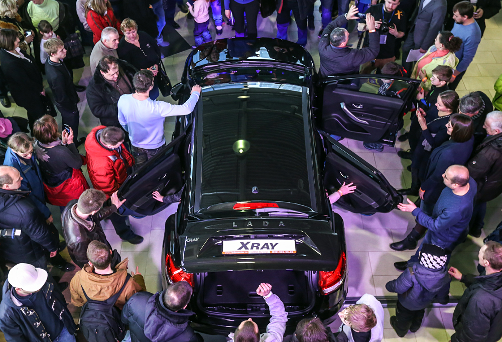 Saint-Pétersbourg, Russie, le 14 février 2016. Le début des ventes du crossover russe  Lada Xray dans le centre "Lada-Center Iougo-Zapad". 
