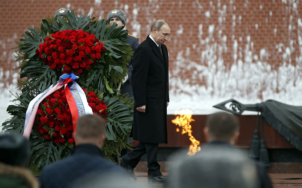  Претседателот на Русија Владимир Путин на церемонијата на полагање венци на гробот на Незнајниот јунак во близина на Кремљ во текот на „Денот на заштитникот на Татковината“ во Москва, 23 февруари 2016, Русија.  