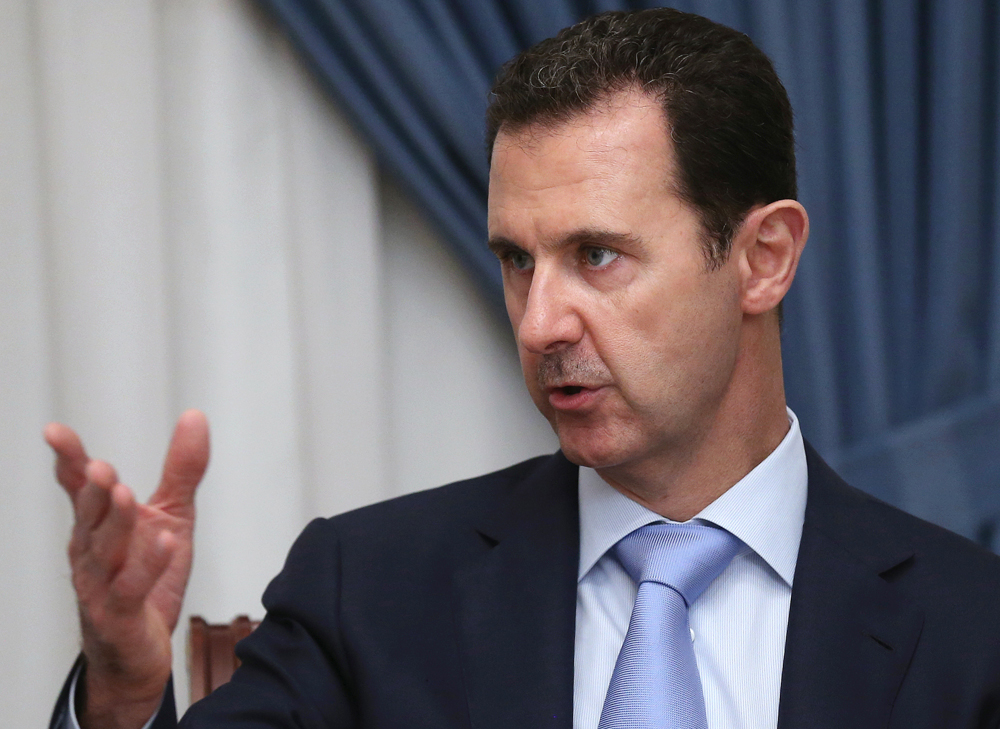 Damas, Syrie, 25 octobre 2015. Le président syrien Bachar el-Assad parle avec le chef du Comité de la Douma d'Etat sur la propriété Sergueï Gavrilov (absent sur la photo). 