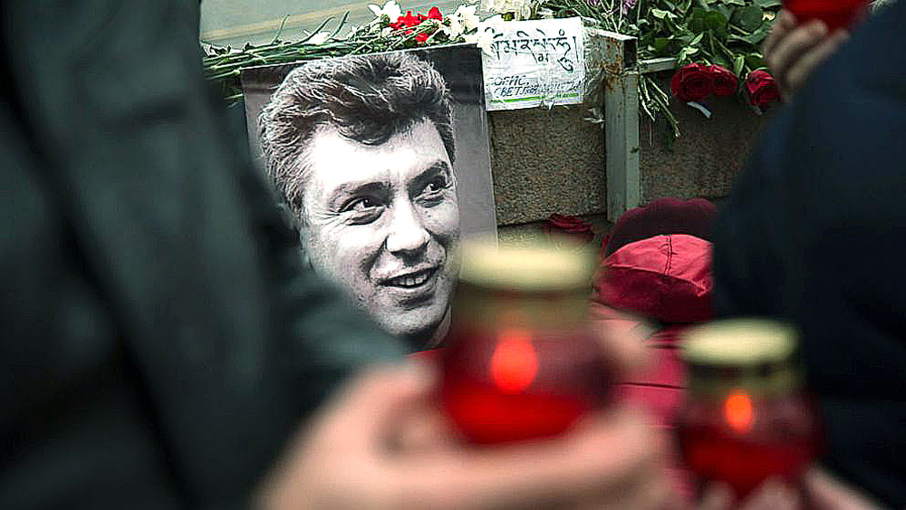 Fiori e candele sul luogo dove il 27 febbraio 2015 è stato assassinato l’oppositore russo Boris Nemtsov. Fonte: AP