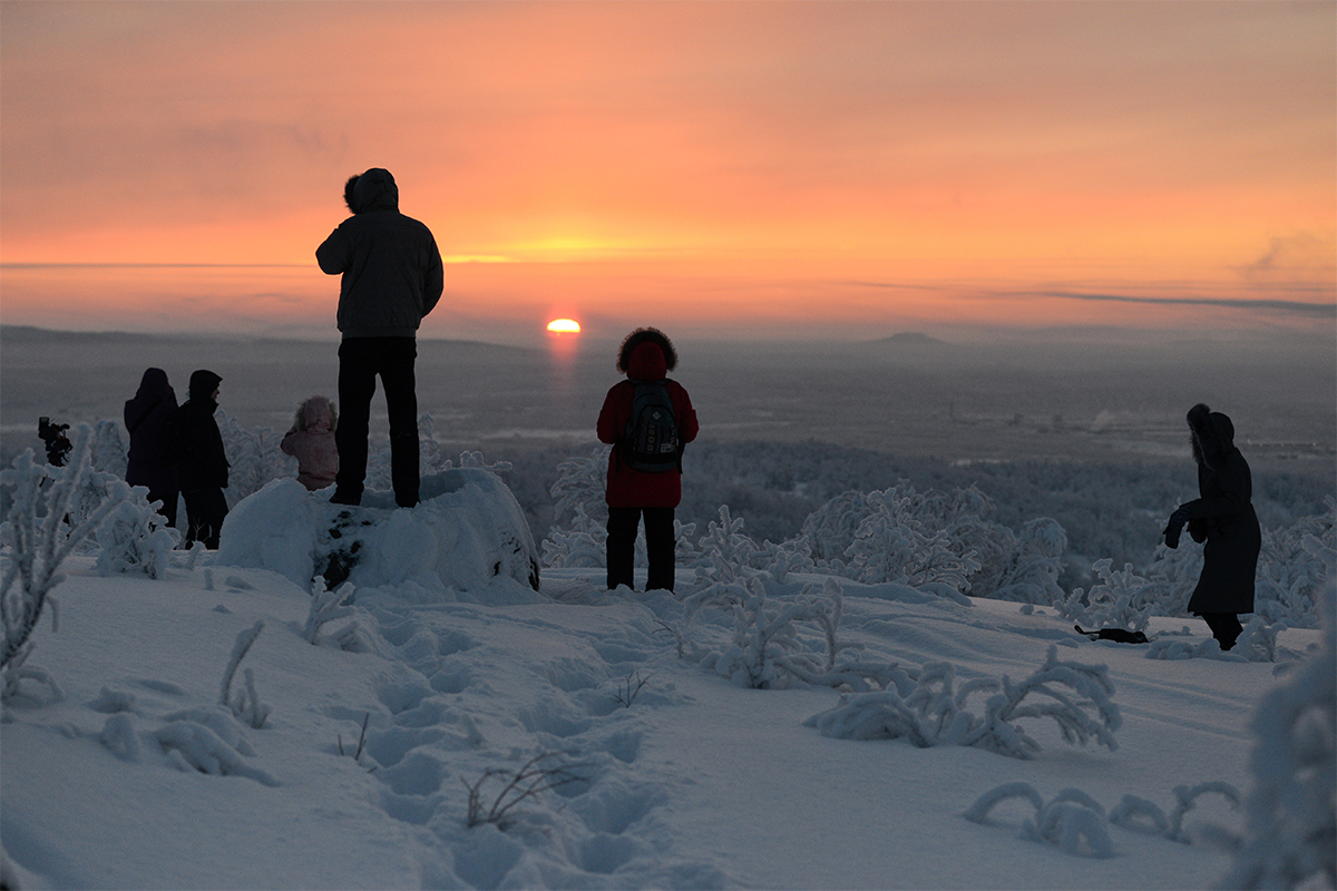 Ovdje se dvaput slavi kraj polarnih noći. Prva proslava naziva se ''Prva zraka sunca'', tad stanovnici Murmanska pohitaju da vide prvi izlazak sunca nakon 40 dana. 