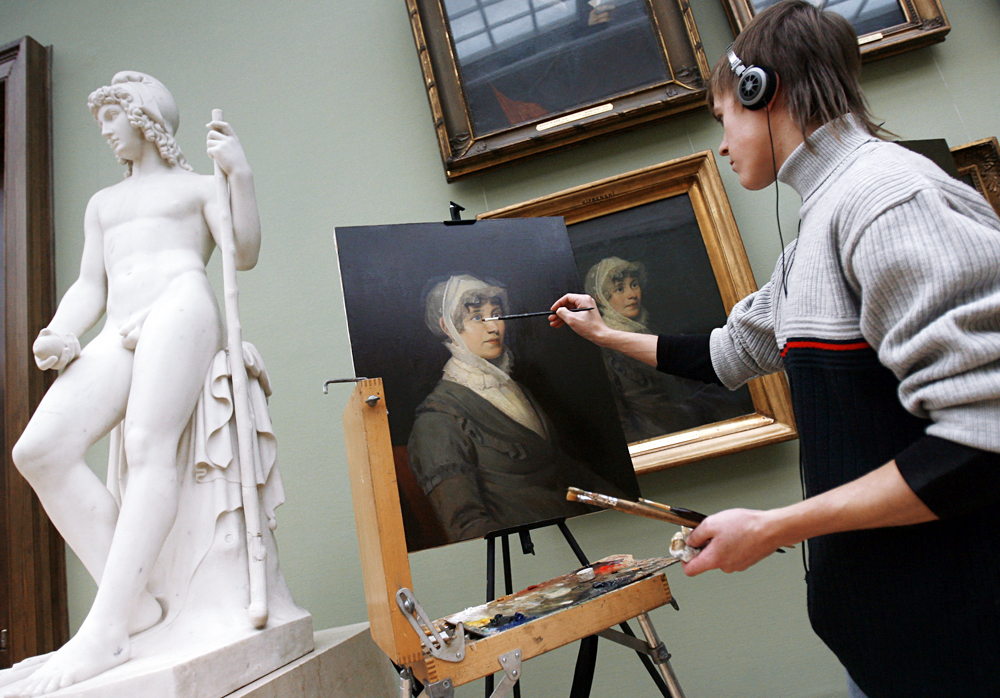 Art school students copying canvases displayed at the Tretyakov Picture Gallery. 