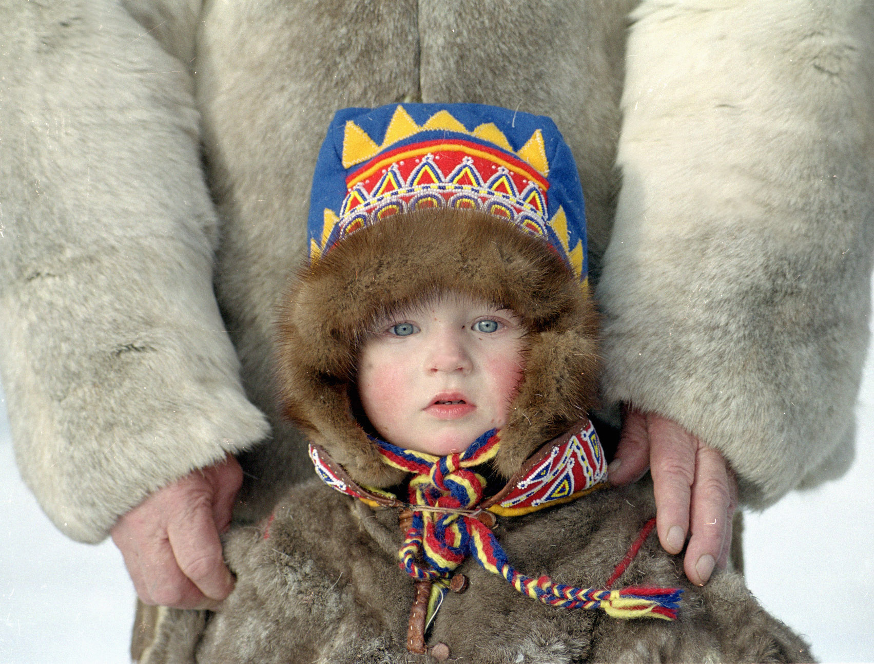 Дете саами в Далечния север на Русия.