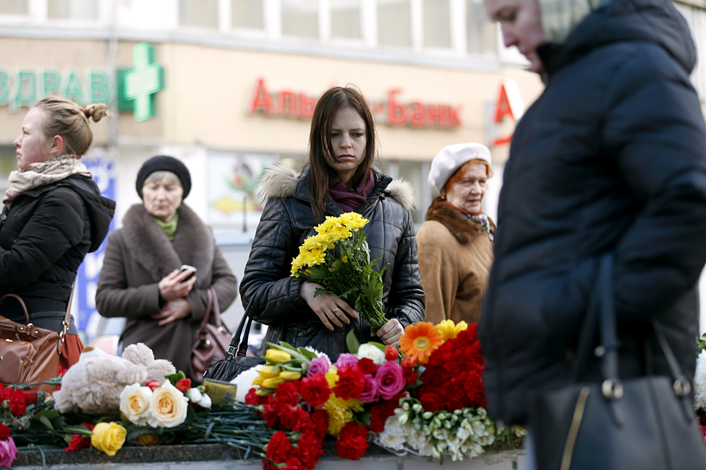 Moskovljani kod stanice podzemne željeznice „Oktjabrskoje polje“ ostavljaju cvijeće u znak sjećanja na tragično preminulu djevojčicu.
