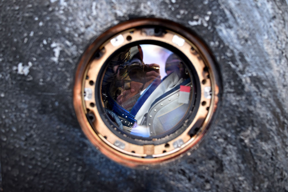 Die Kapsel mit den Raumfahrern Michail Kornienko (Bild) aus Russland und Scott Kelly aus den USA an Bord ist nicht weit von der Stadt Djeskasgan in Kasachstan gelandet. Die Kosmonauten haben im Rahmen eines Experiments fast ein Jahr auf der Internationalen Raumstation (ISS) verbracht.
