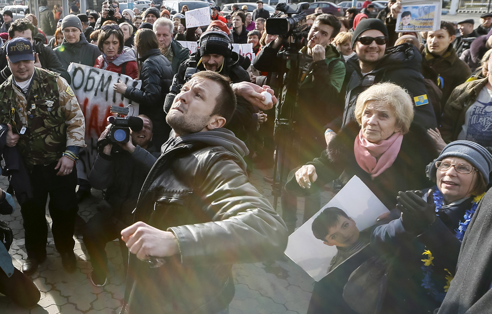 Manifestante arroja huevo a la embajada rusa en Kiev durante una manifestación a favor de la liberación de Nadezhda Sávchenko.