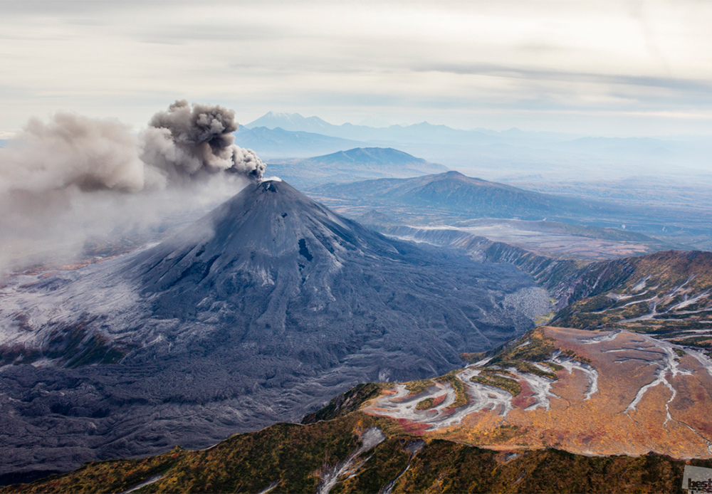 Активниот вулкан Каримска сопка, Камчатка.