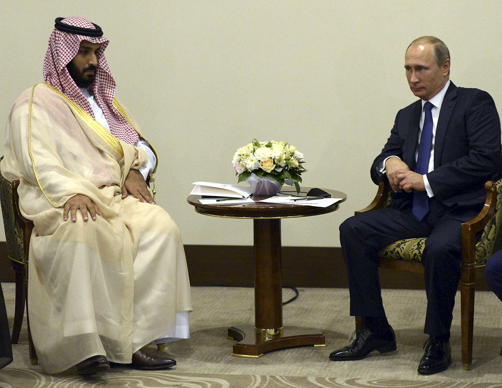 Le président russe Vladimir Poutine (à droite) accueille le ministre saoudien de la Défense Mohammed ben Salmane à Sotchi, en Russie.