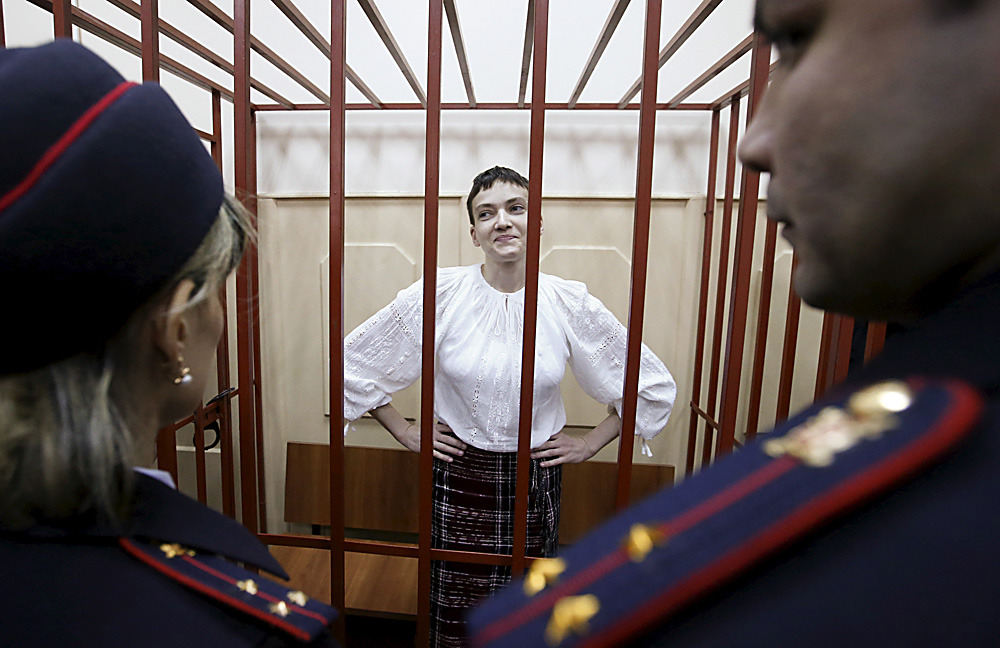La pilote militaire ukrainienne Nadejda Savtchenko dans la cage des accusés d'un tribunal de Moscou, le 17 avril 2015.