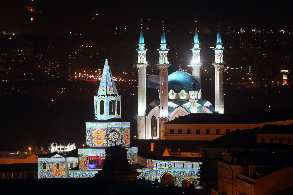 La mosquée Qolsharif derrière les murs du Kremlin de Kazan.