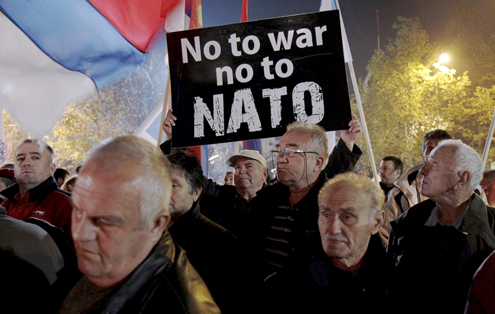 Apesar de políticos mostrarem aproximação de aliança, sérvios têm simpatia pela Rússia, que não reconheceu independência de Kosovo, e relembram os bombardeios à Iugoslávia.