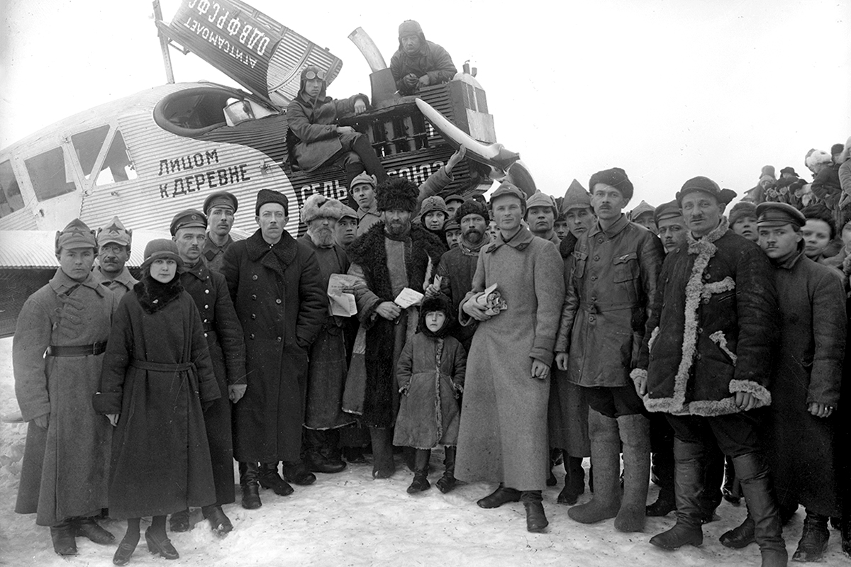Снимките на Галич, направени от Смодор, се прочуват из цяла Русия. Те се печатат под формата на картички с многохиляден тираж. За жалост, името на фотографа никога не е изписано върху тях. / Пропаганден самолет, 1931.