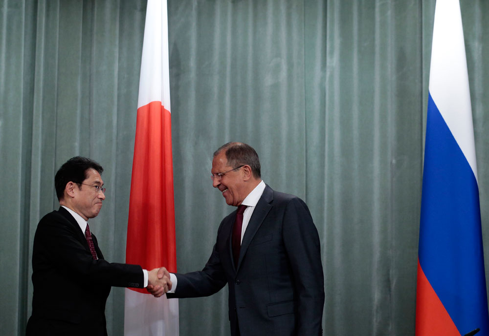 Russian Foreign Minister Sergey Lavrov and his Japanese counterpart Fumio Kishida.