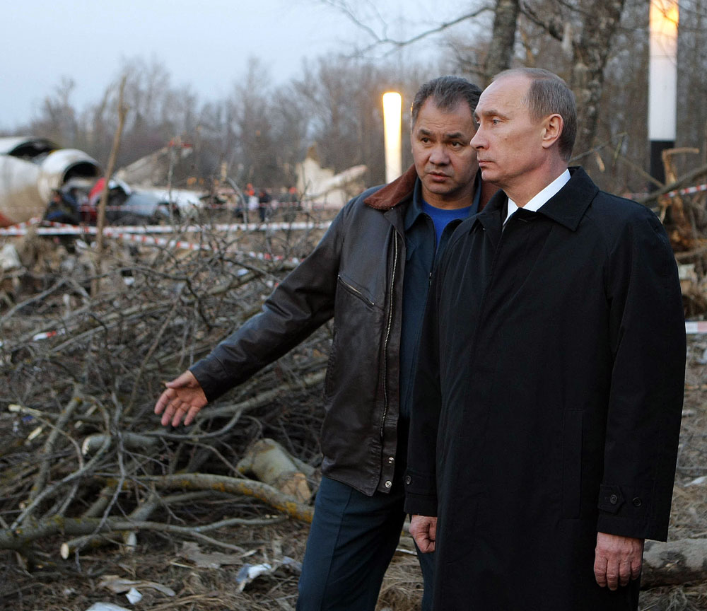 Le premier ministre russe Vladimir Poutine (à droite) et le ministre russe des Situations d'urgence Sergueï Choïgou sur les lieux du crash de l'avion Tu-154M qui transportait plusieurs responsables polonais, dont le président Lech Kaczynski, près de Smolensk, le 10 avril 2010.