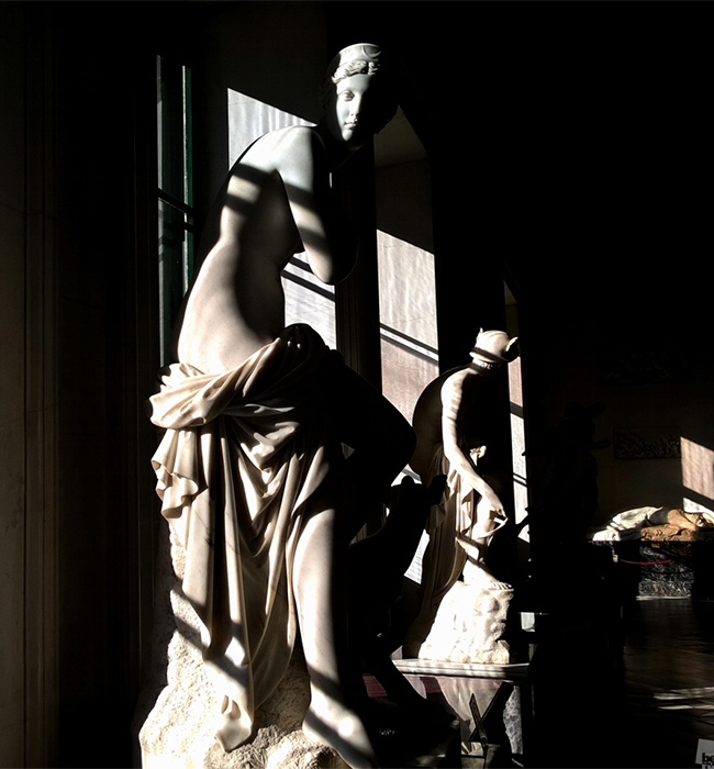 Sombras recaem sobre as estátuas do museu Hermitage, em São Petersburgo. 