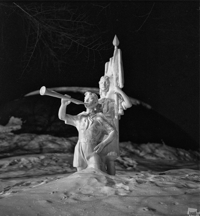 Una foto della serie “Snow-Covered Dreams About the Young pioneers” (sogni coperti di neve su giovani pionieri), Khabarovsk, Estremo Oriente Russo